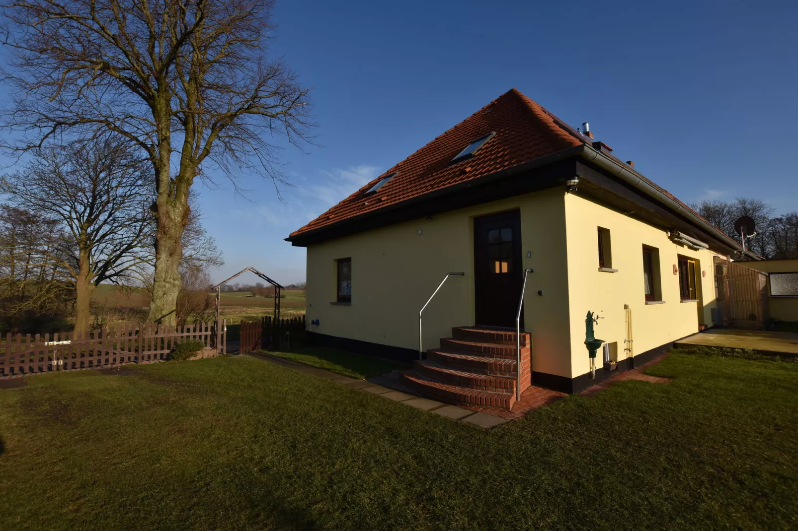 Ferienwohnung mit Gartenblick-Buitenkant zomer