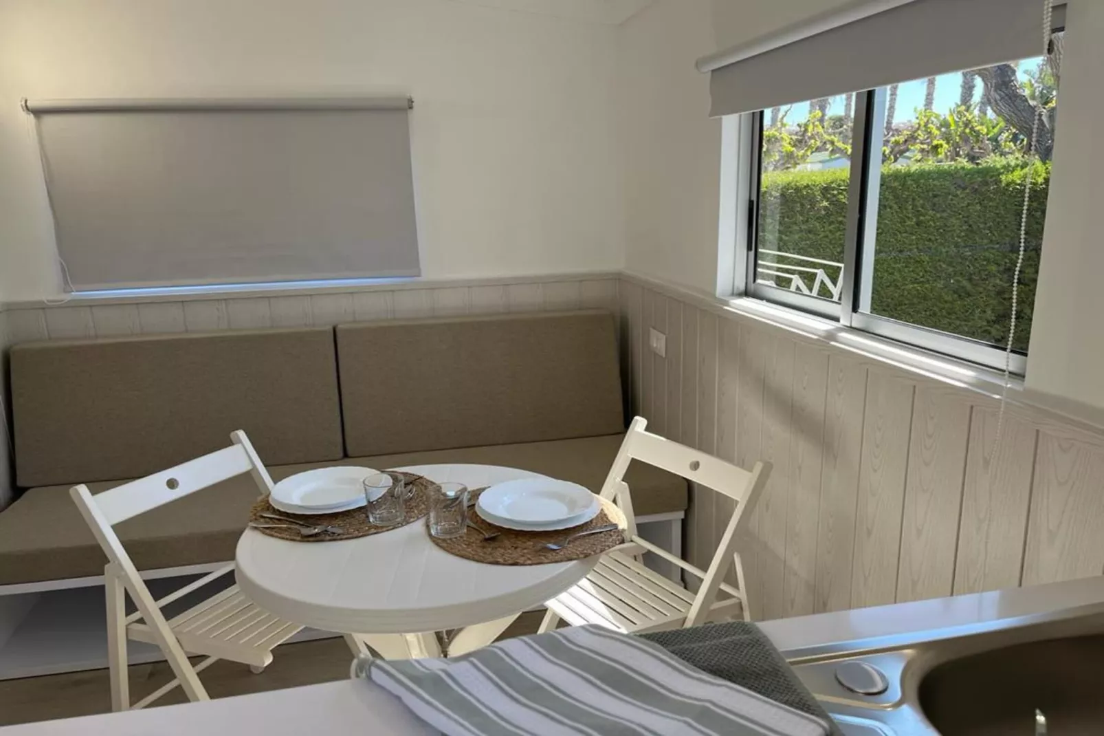 Camping Cambrils Playa 3 BUNGALOW NEW MEDITERRANI-Woonkamer