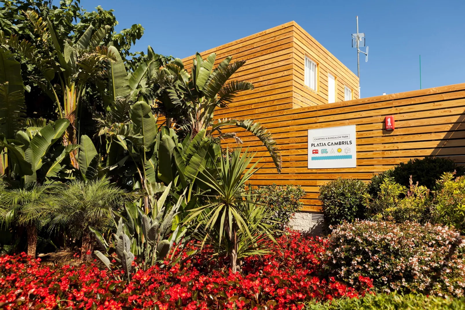 Camping Cambrils Playa 3 BUNGALOW NEW MEDITERRANI-Tuinen zomer
