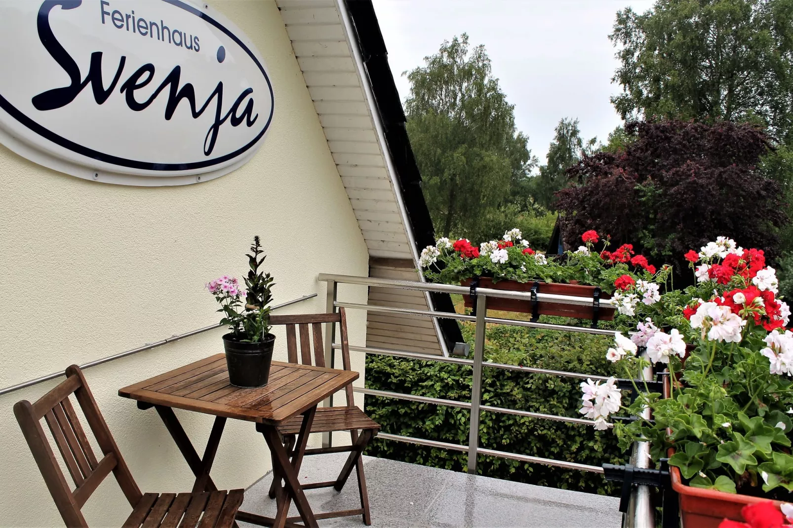 Svenja im Obergeschoss-Terrasbalkon