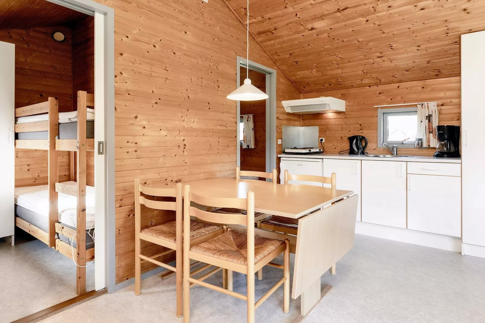 Hut in campingresort met terras-Binnen