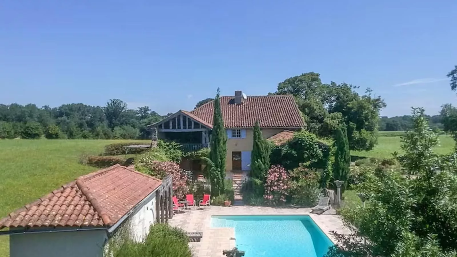 Gite Nogaro-Buitenkant zomer