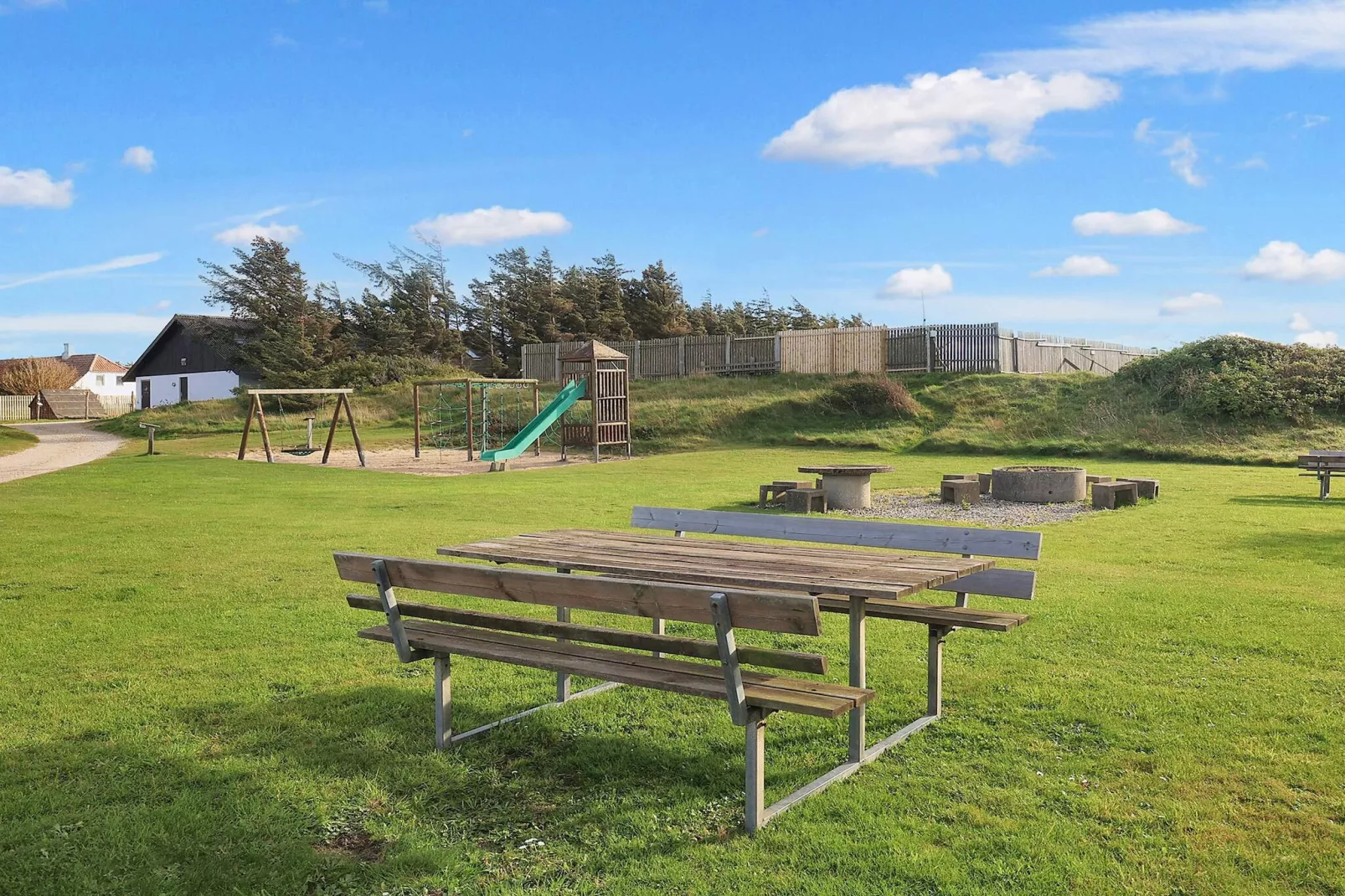 Hut in campingresort met terras-Uitzicht