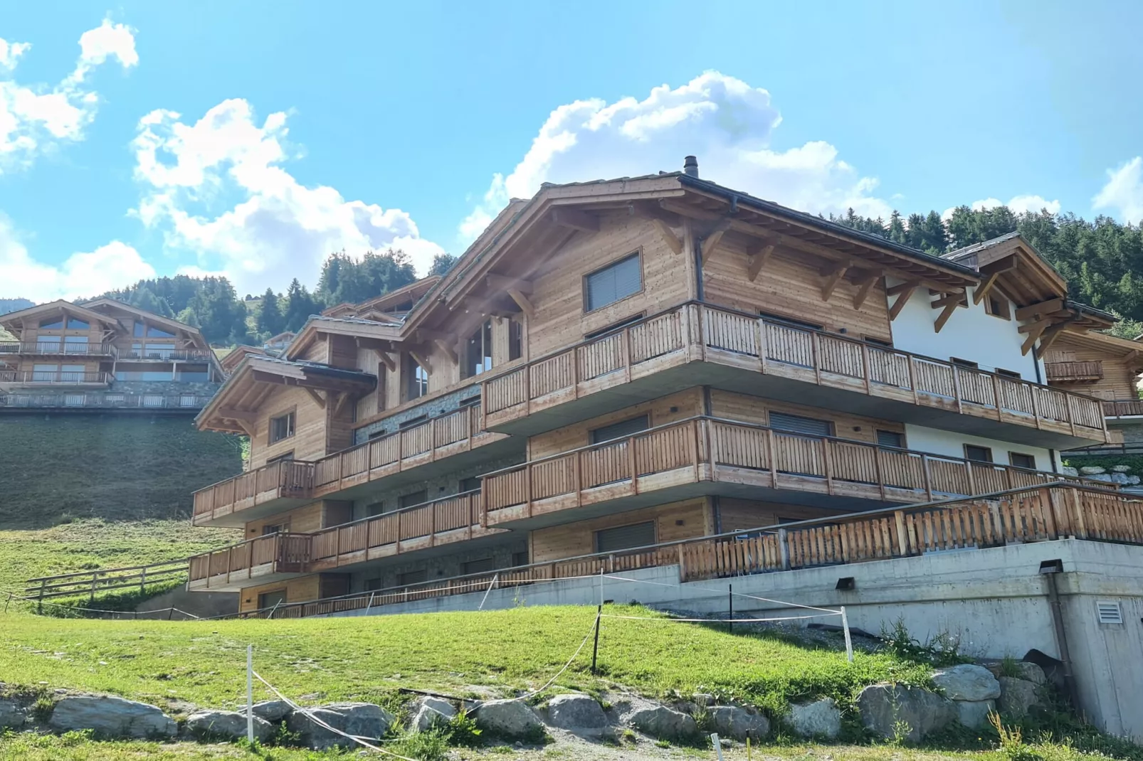 Les Mayens MB 022 - LUXURY apartment 14 pers-Buitenkant zomer