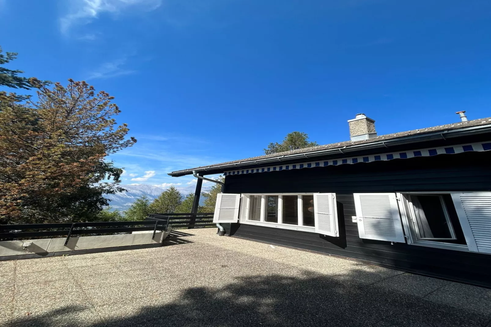 Cache-Cache MOUNTAIN & QUIET chalet 10 pers-Buitenkant zomer