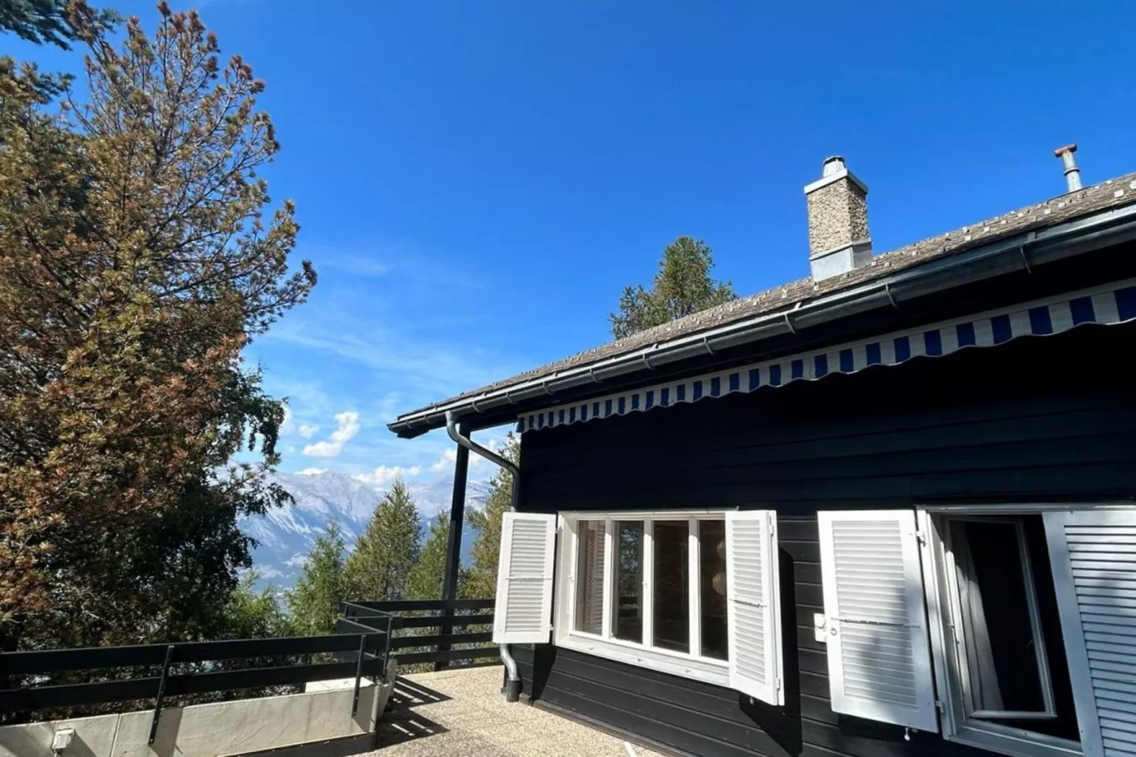 Cache-Cache MOUNTAIN & QUIET chalet 10 pers-Buitenkant zomer