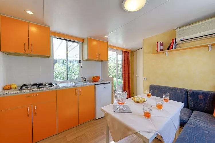 Caravanpark San Benedetto Camping Relais Peschiera / MH Tahiti-Woonkamer