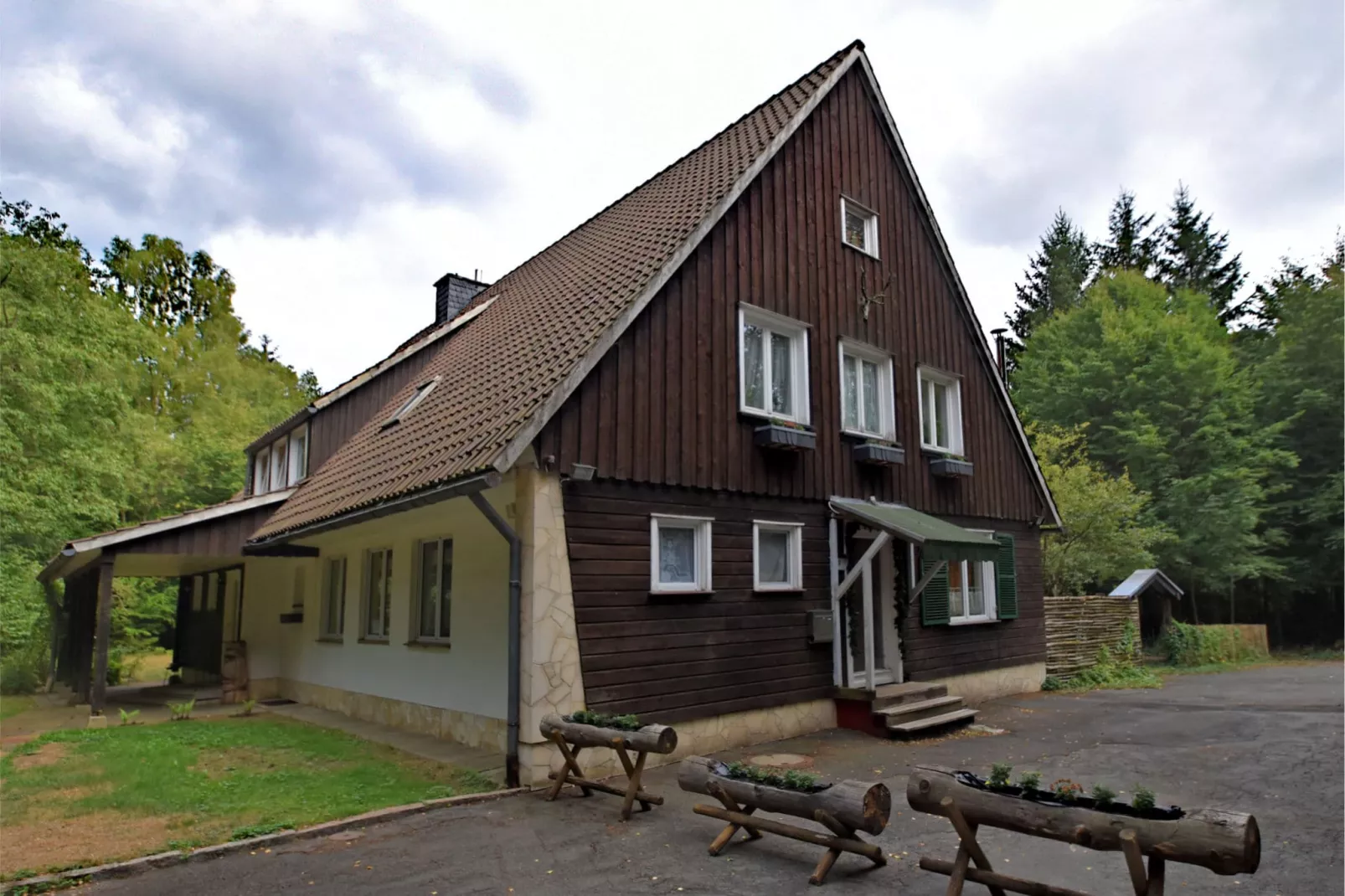 Waldferienhaus-Buitenkant zomer