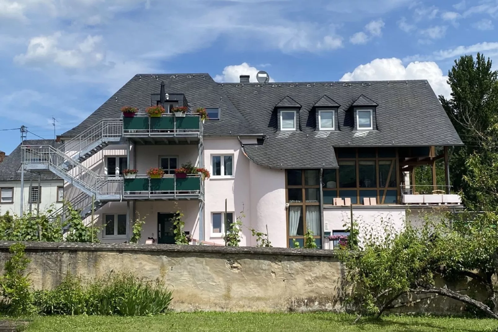 Weingut Tosta - Trittenheim / Ines - Ferien Domizil deluxe-Buitenkant zomer