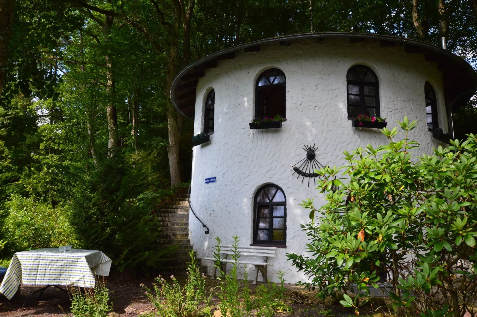 Turm zur Pfaffenley-Buitenkant zomer