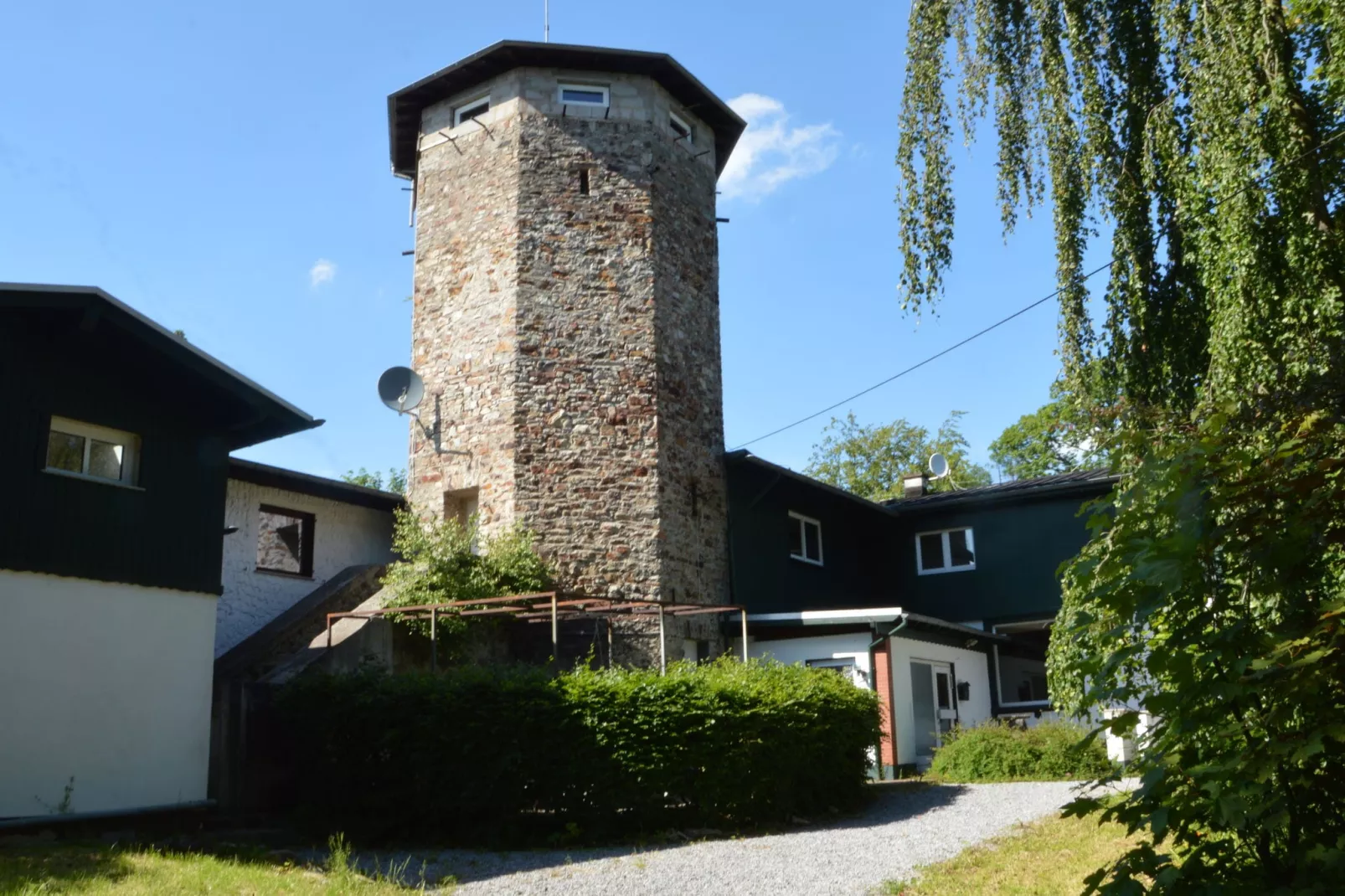 Schöne Aussicht mit Turm-Buitenkant zomer