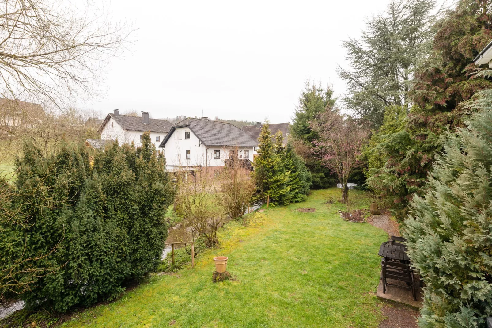 Gruppenhaus am Bach-Tuinen zomer