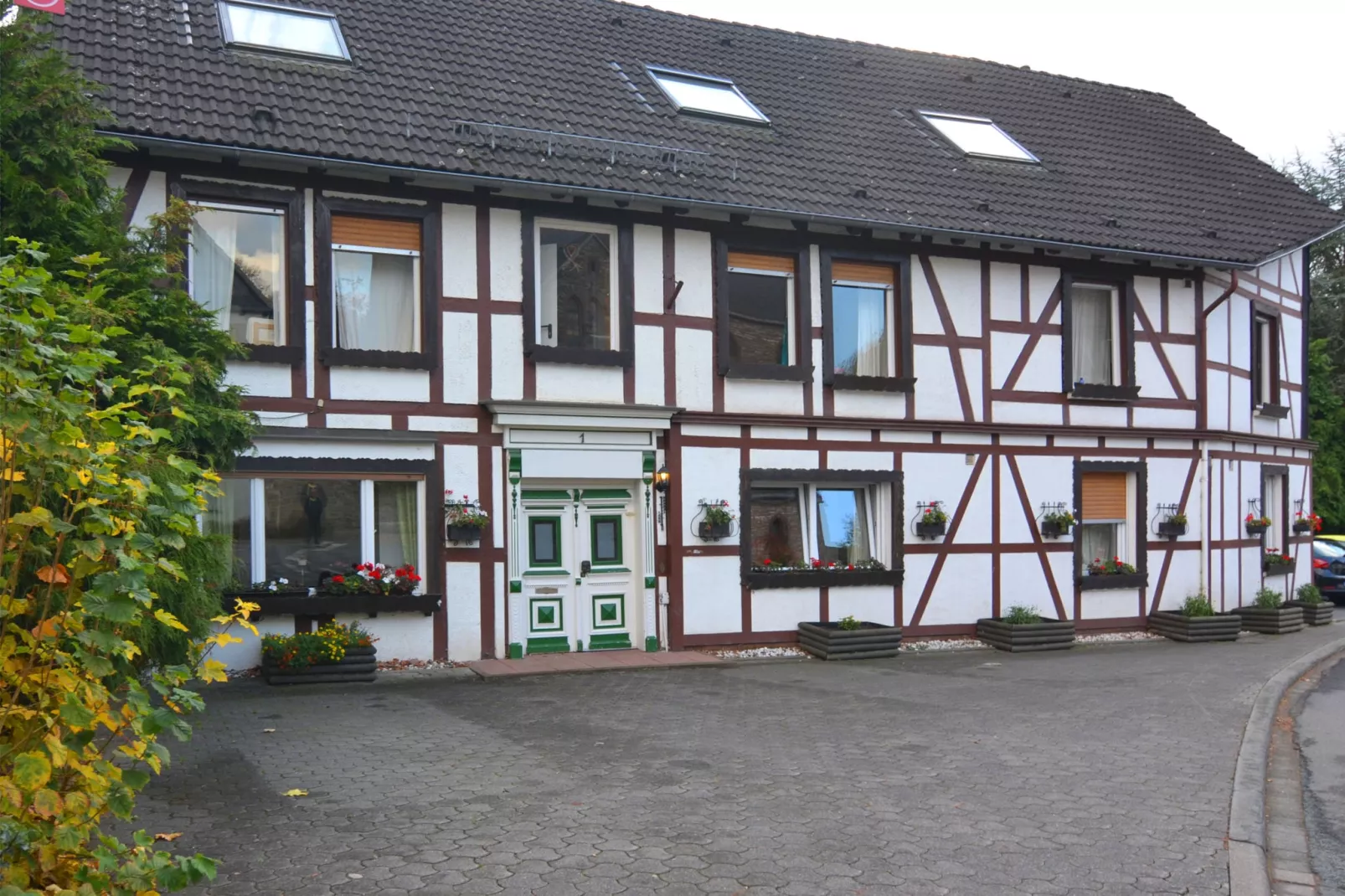 Gruppenhaus am Bach-Buitenkant zomer