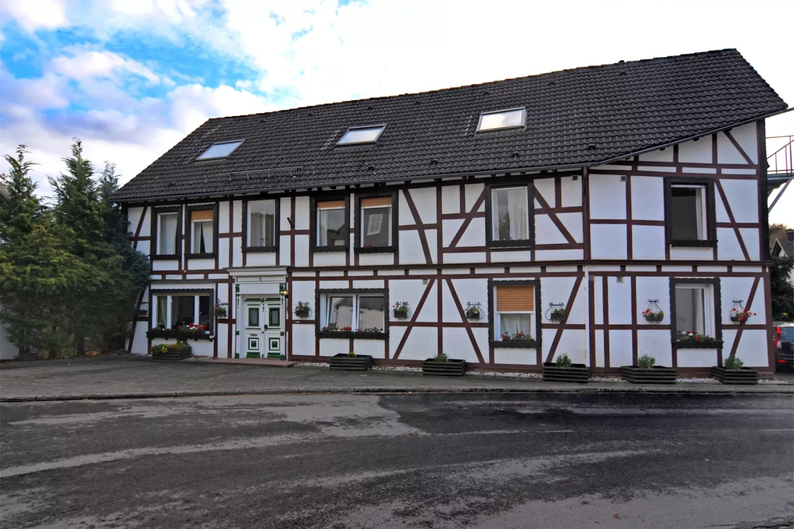 Gruppenhaus am Bach-Buitenkant zomer