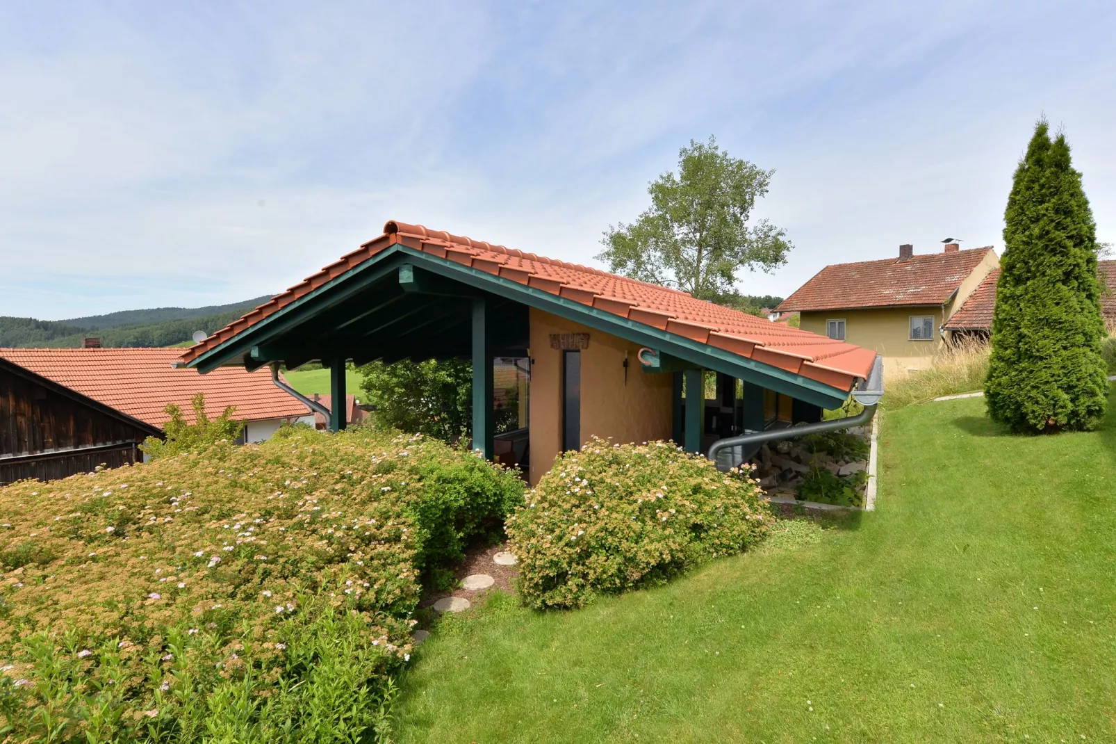 Ferienhaus mit Whirlpool und Sauna in Viechtach-Buitenkant zomer