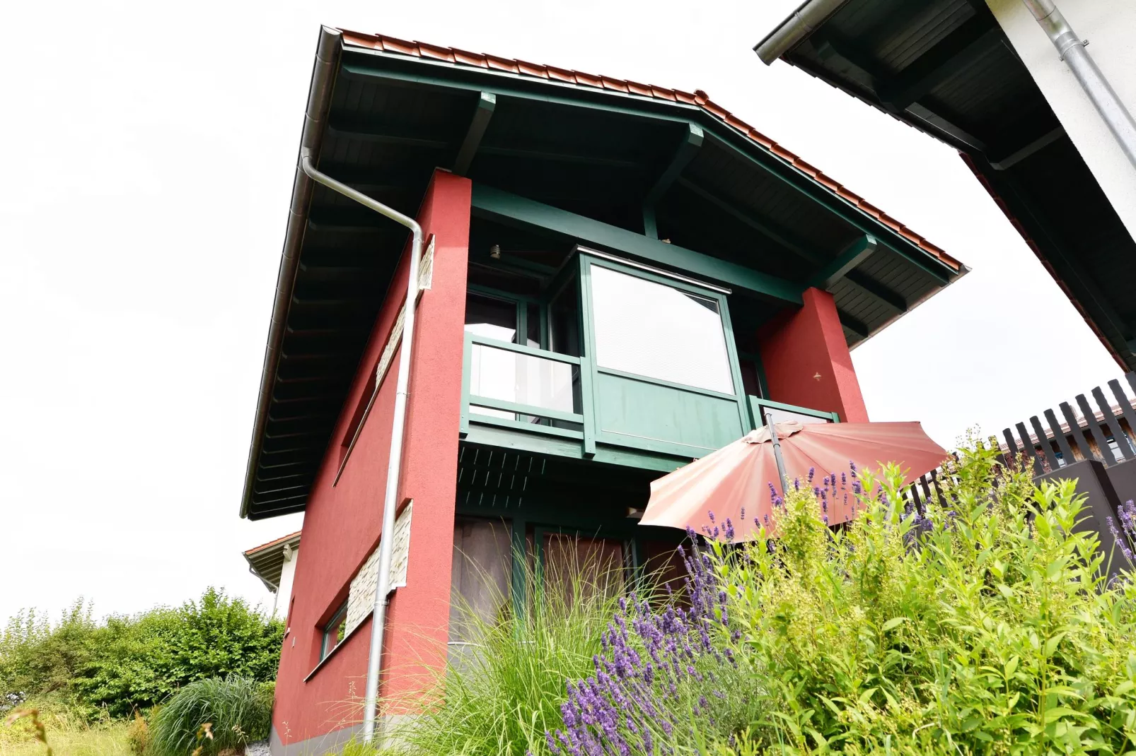 Vakantiehuis met sauna en whirlpool-Buitenkant zomer