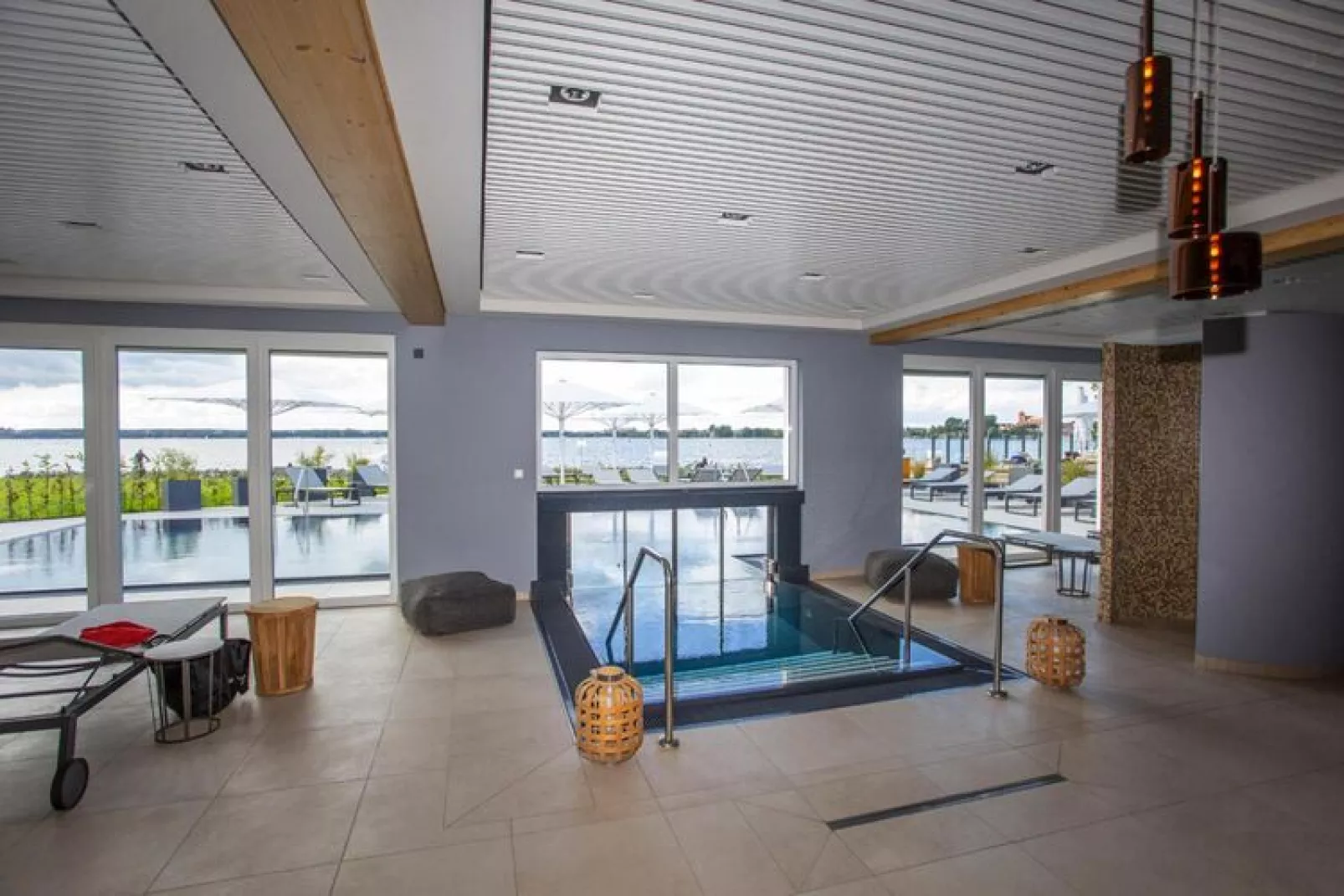Apartments im MAREMÜRITZ Yachthafen Resort & Spa / Mare Grand Maisonette Suite 2 Personen-Woonkamer