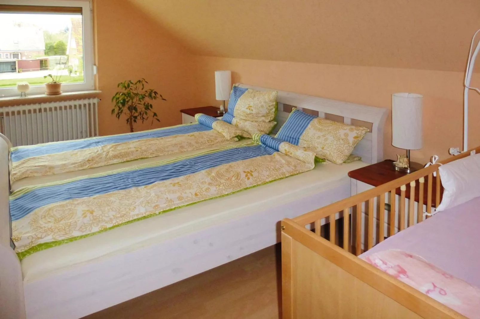 Ferienhaus mit großem Grundstück in Friederikensiel-Slaapkamer