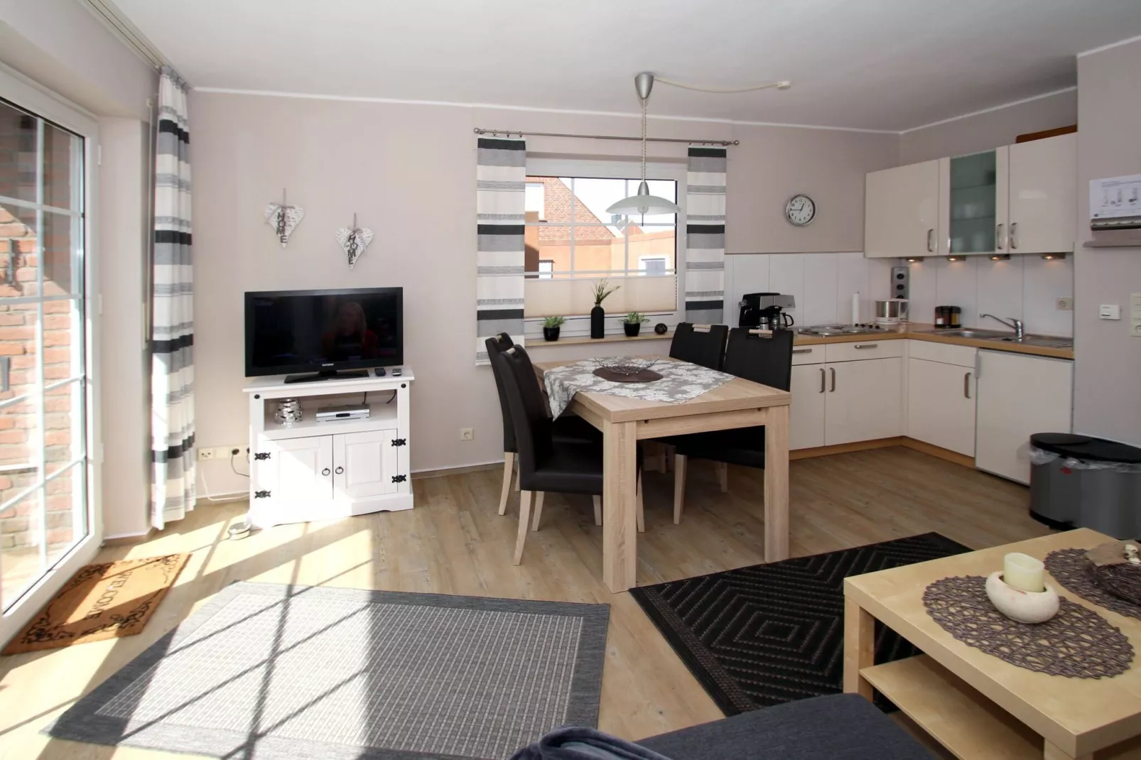Ferienwohnung mit Sonnenterrasse in Dornumersiel-Eetkamer