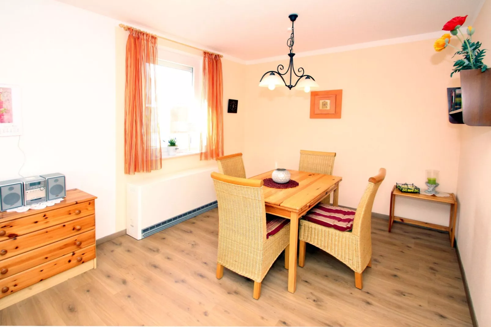 Reihenbungalow mit Terrasse in Dornumersiel-Eetkamer