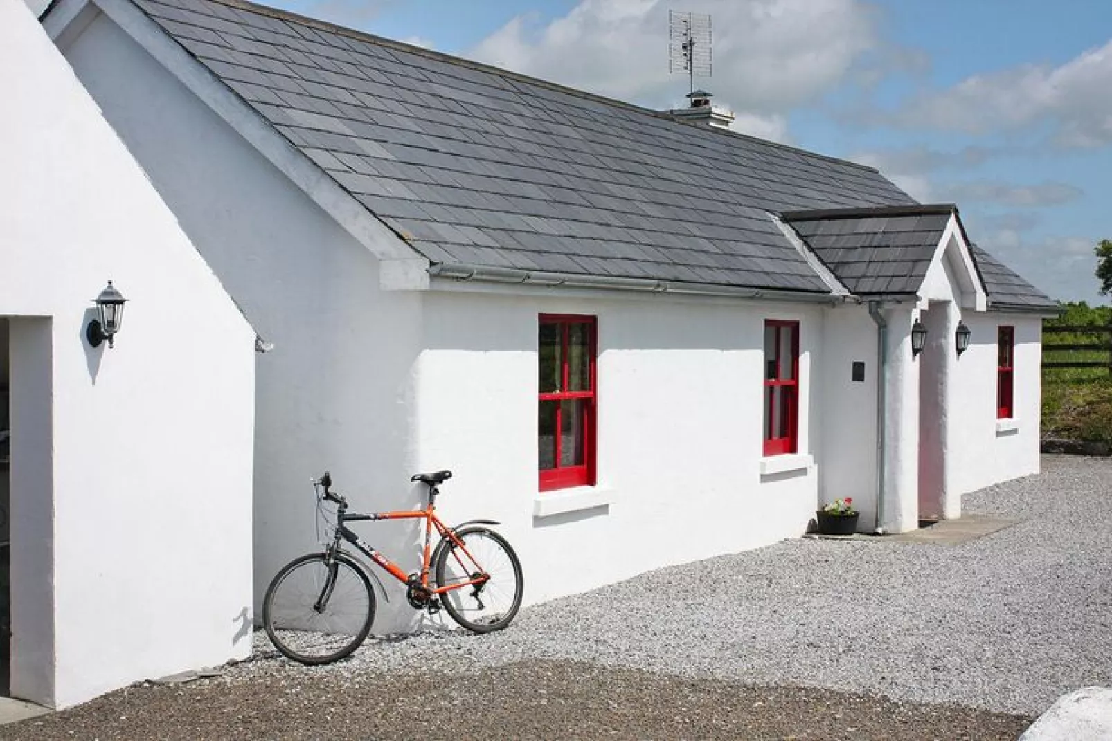 Lime Kiln Cottage Terryglass Co Tipperary-Buitenkant zomer