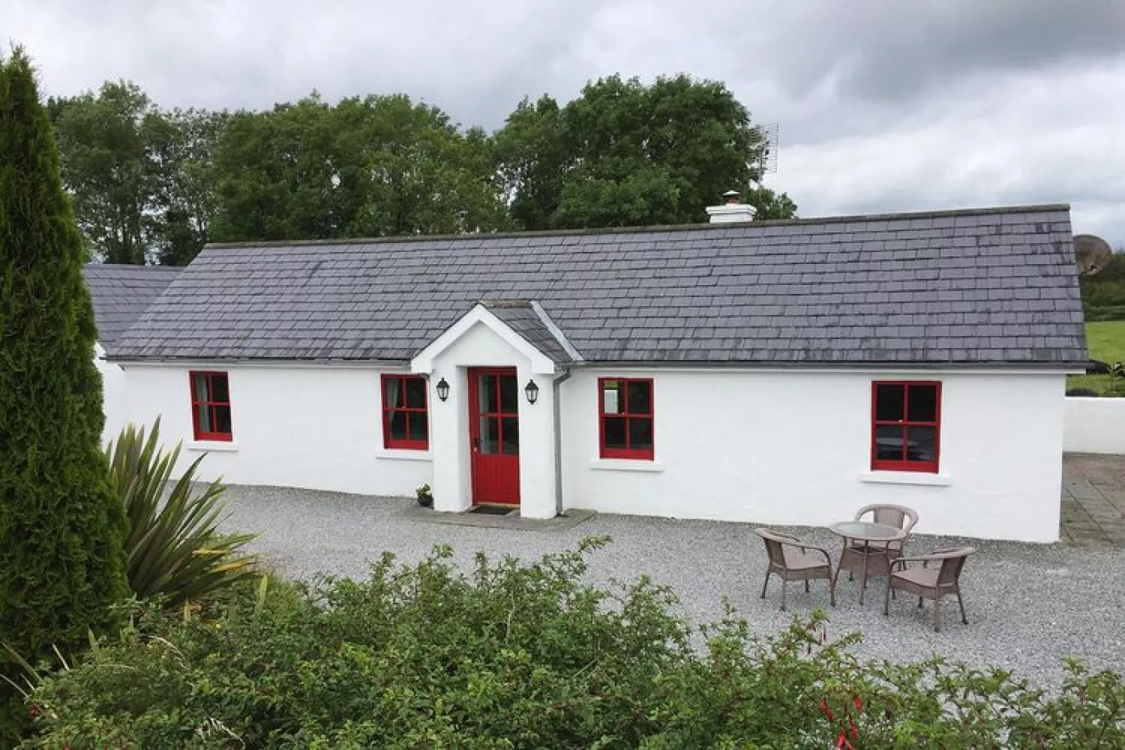 Lime Kiln Cottage Terryglass Co Tipperary-Buitenkant zomer