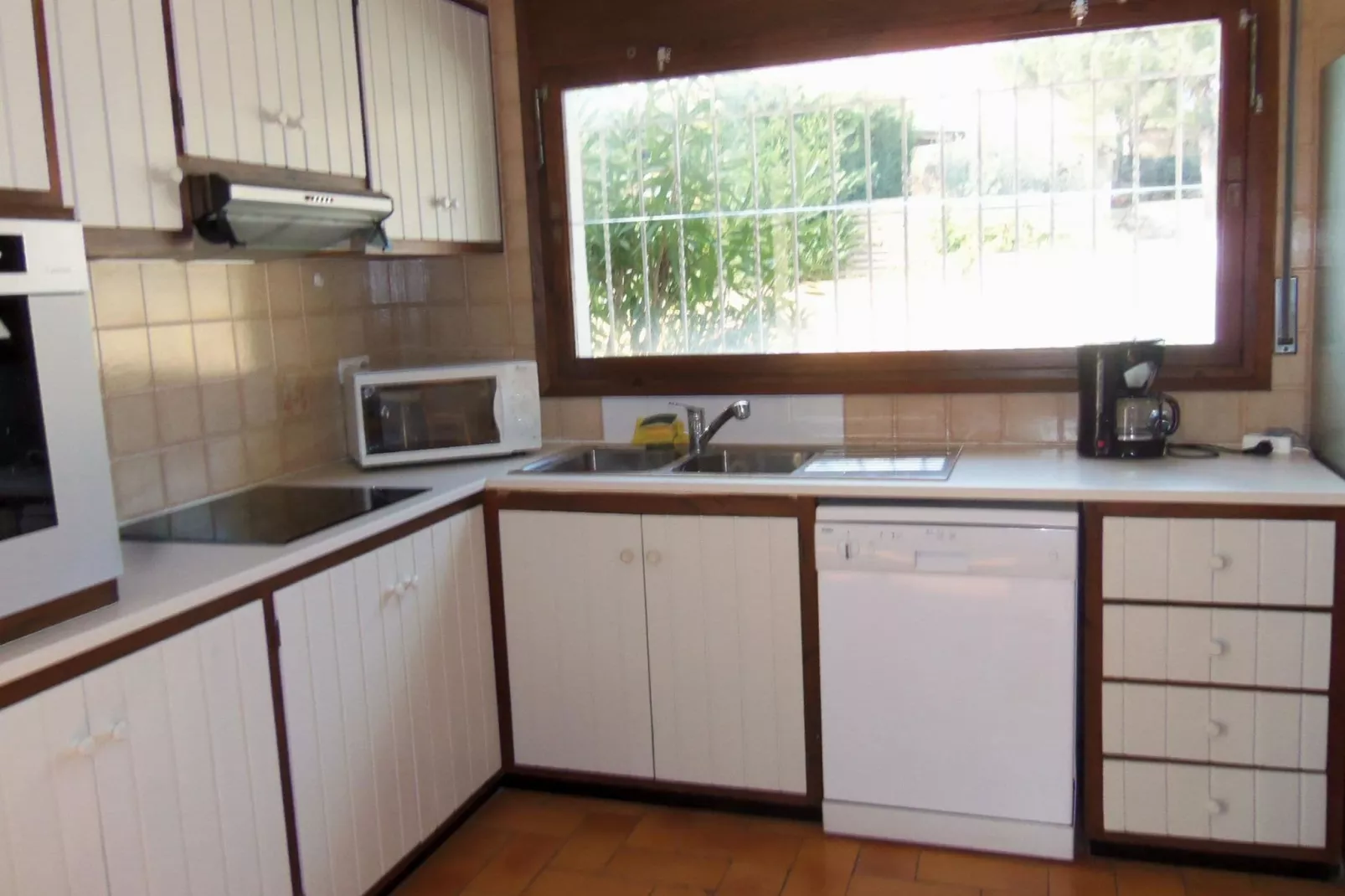 Prachtige woning met een groot terras en zwembad met een fantastisch uitzicht-Keuken