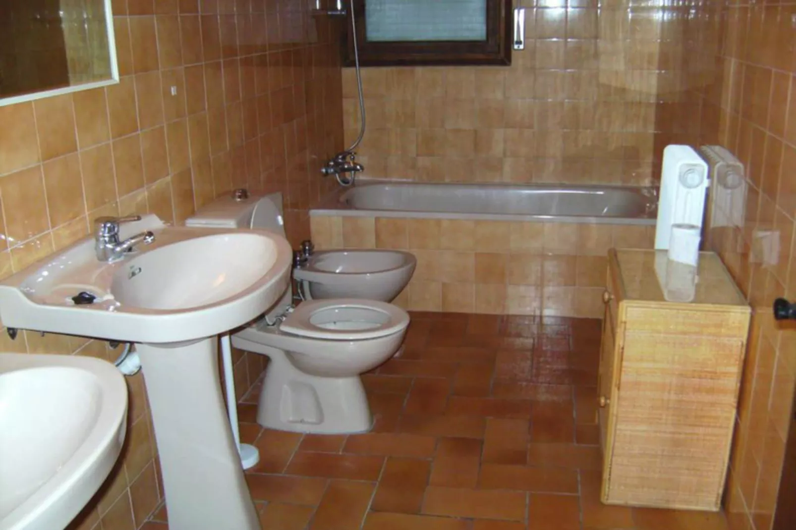 Prachtige woning met een groot terras en zwembad met een fantastisch uitzicht-Badkamer
