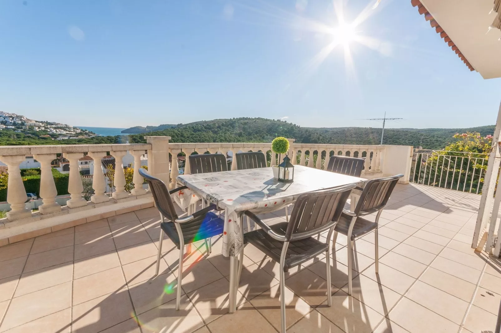 Prachtige woning met een groot terras en zwembad met een fantastisch uitzicht-Terrasbalkon