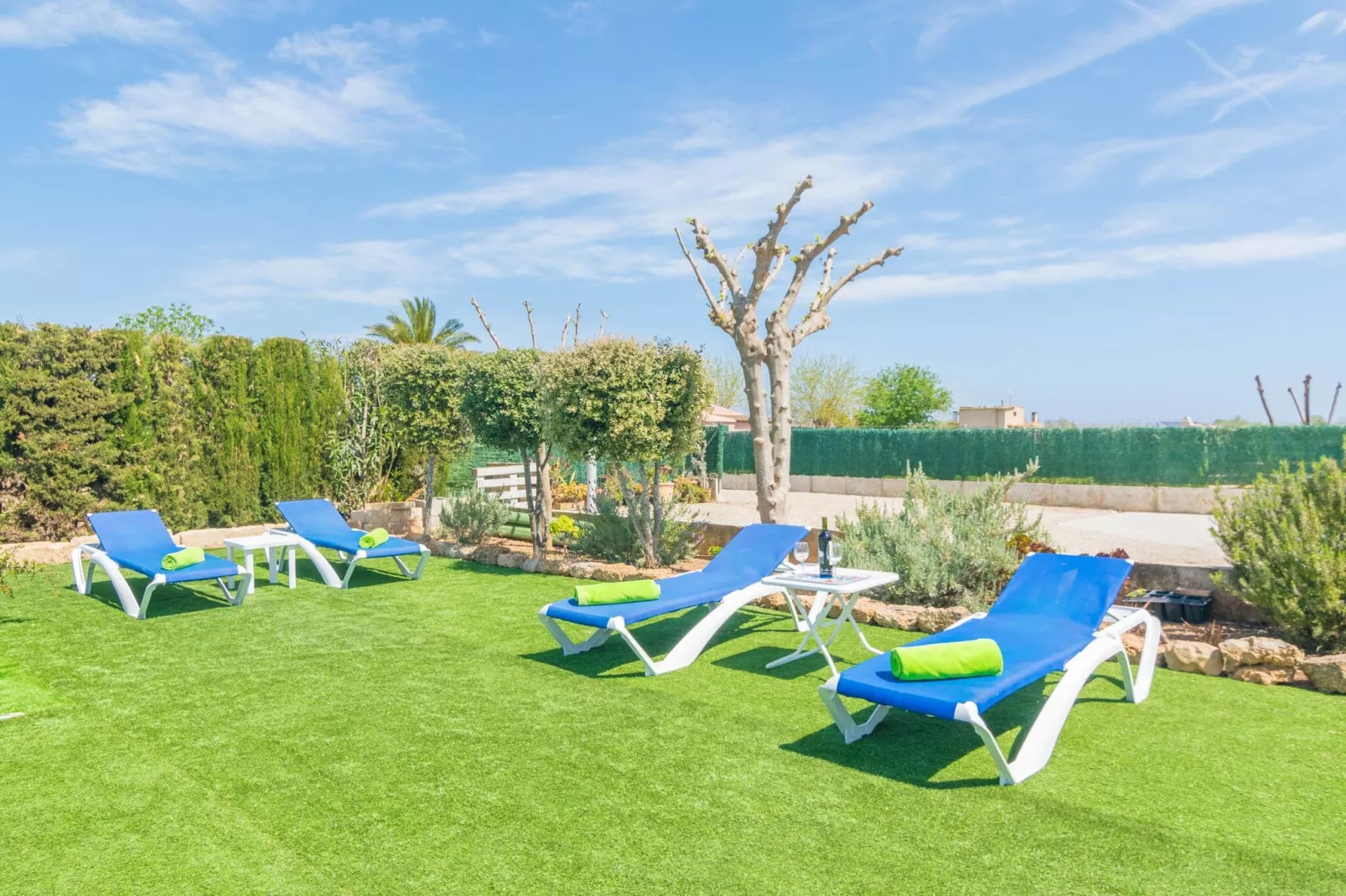 Ses Canyes-Buitenkant zomer
