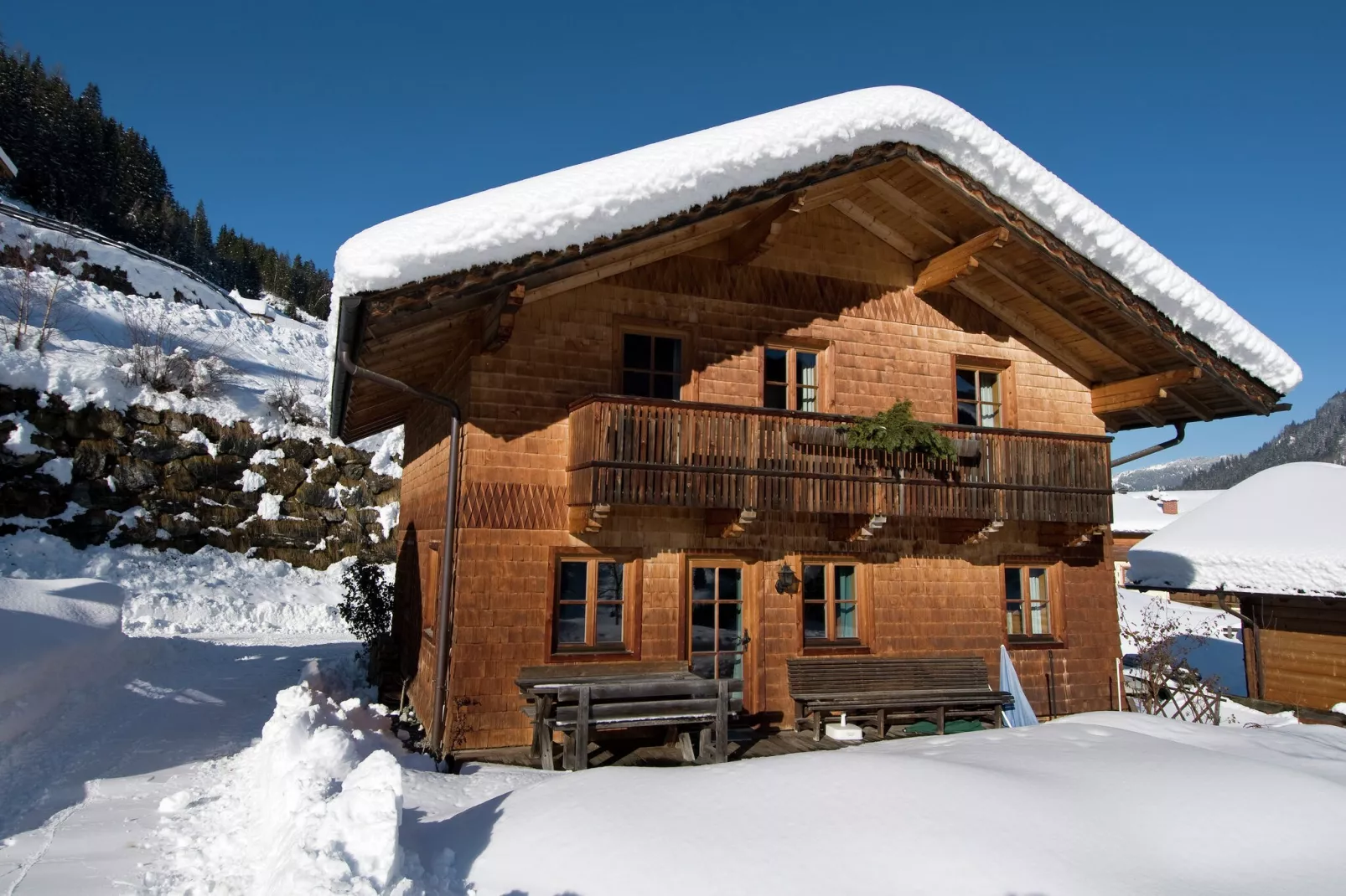 Chalet an der Piste-Exterieur winter