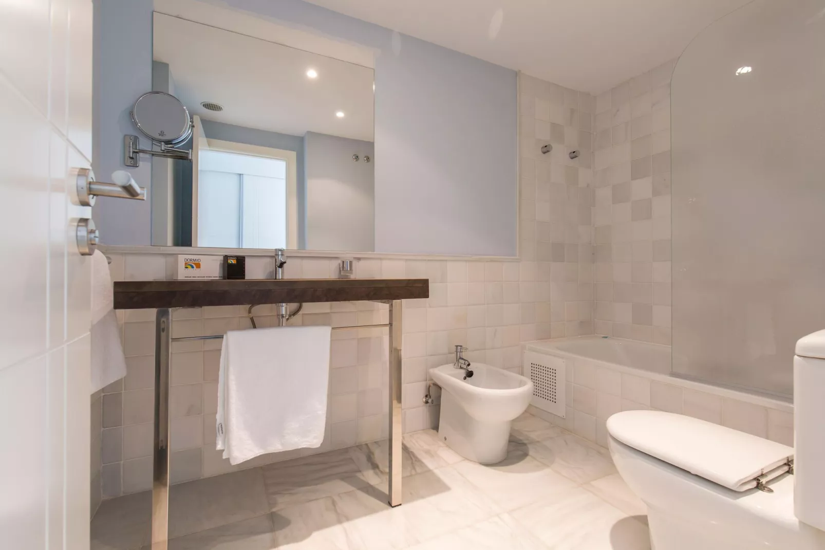 Luxe penthouse met afwasmachine en uitzicht op zee-Badkamer