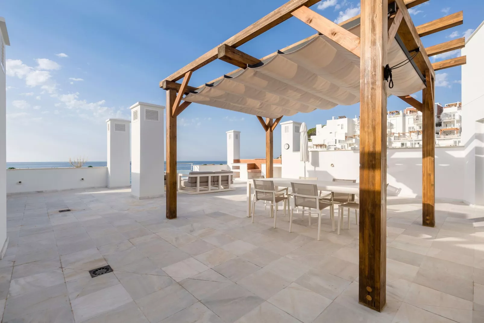 Luxe penthouse met afwasmachine en uitzicht op zee-Terrasbalkon