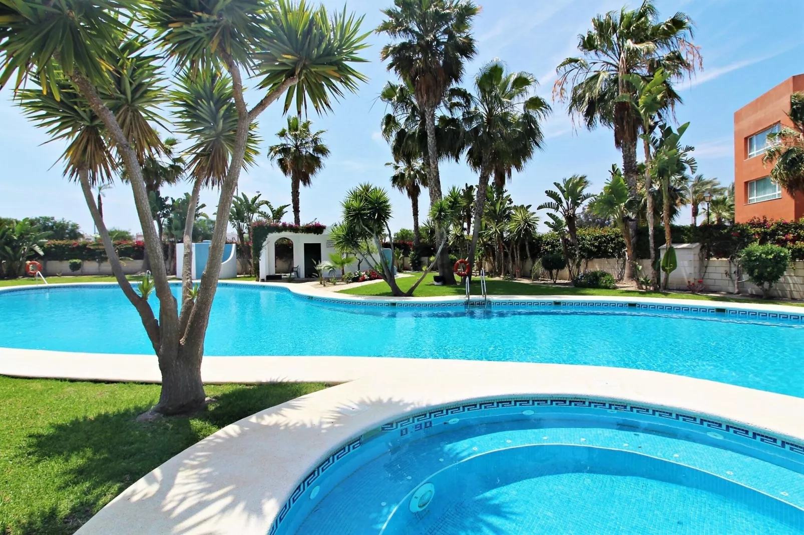 Bajo con terraza y acceso directo a piscina comunitaria-Uitzicht zomer