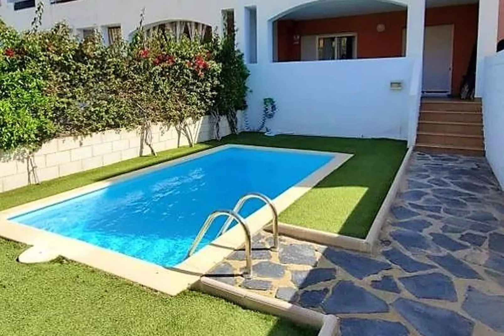 Bajo con terraza jardín y piscina privada