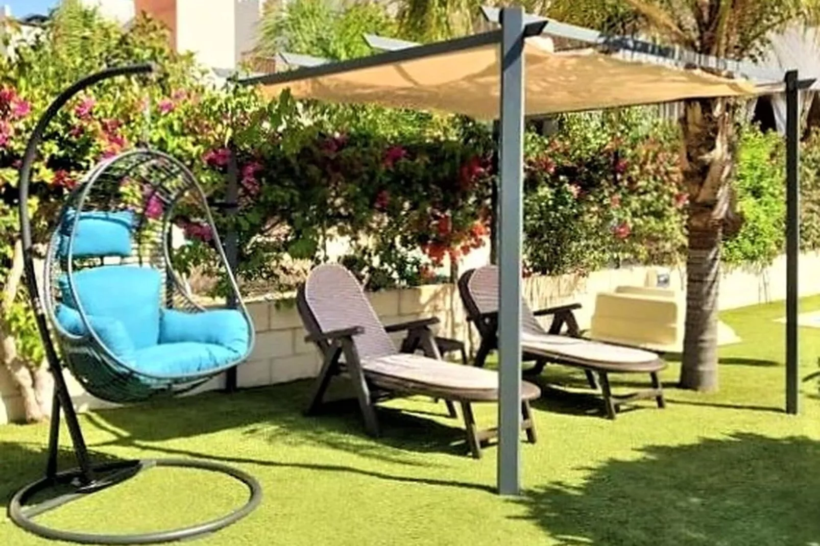 Bajo con terraza jardín y piscina privada-Tuinen zomer