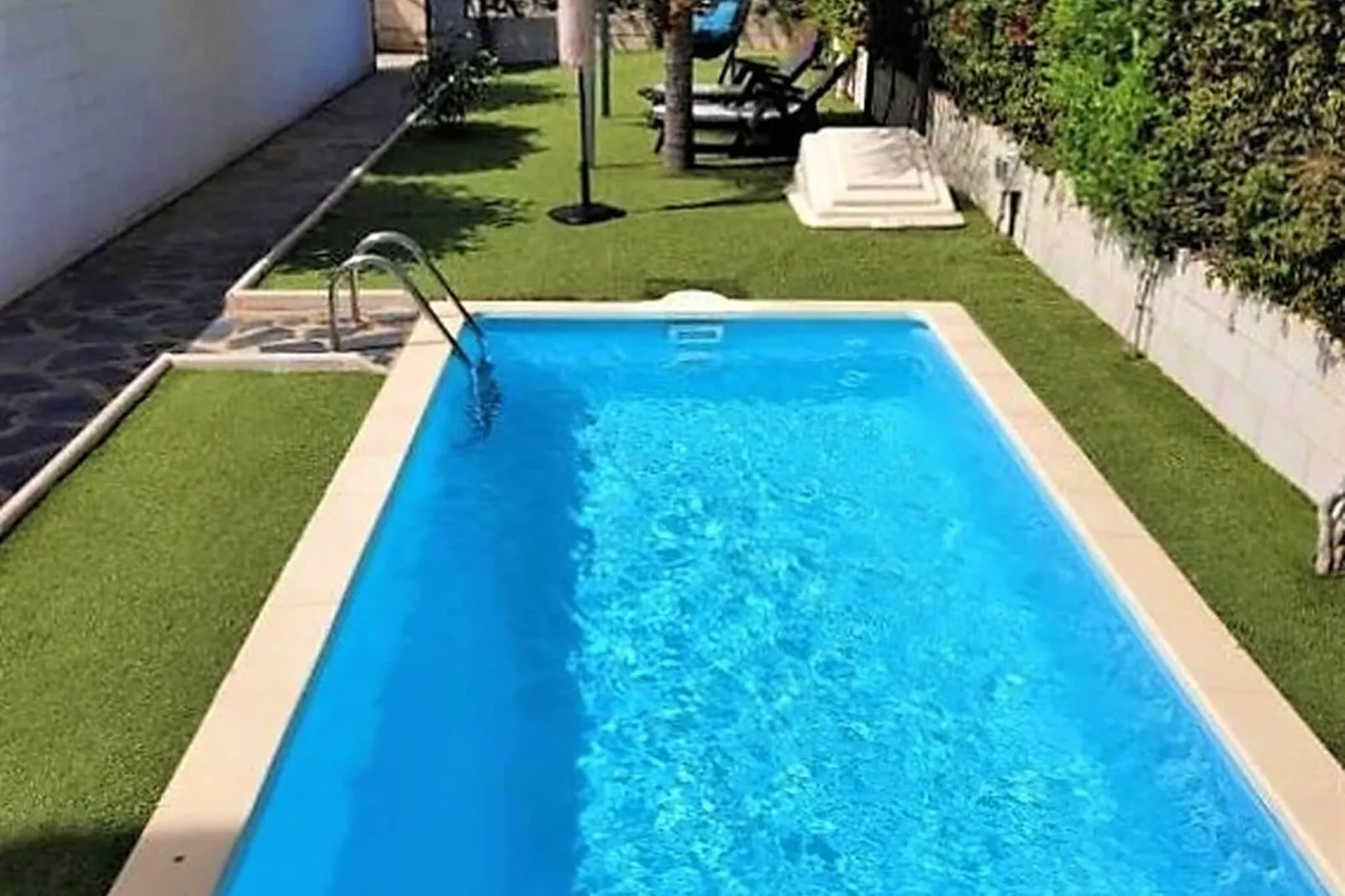 Bajo con terraza jardín y piscina privada-Zwembad