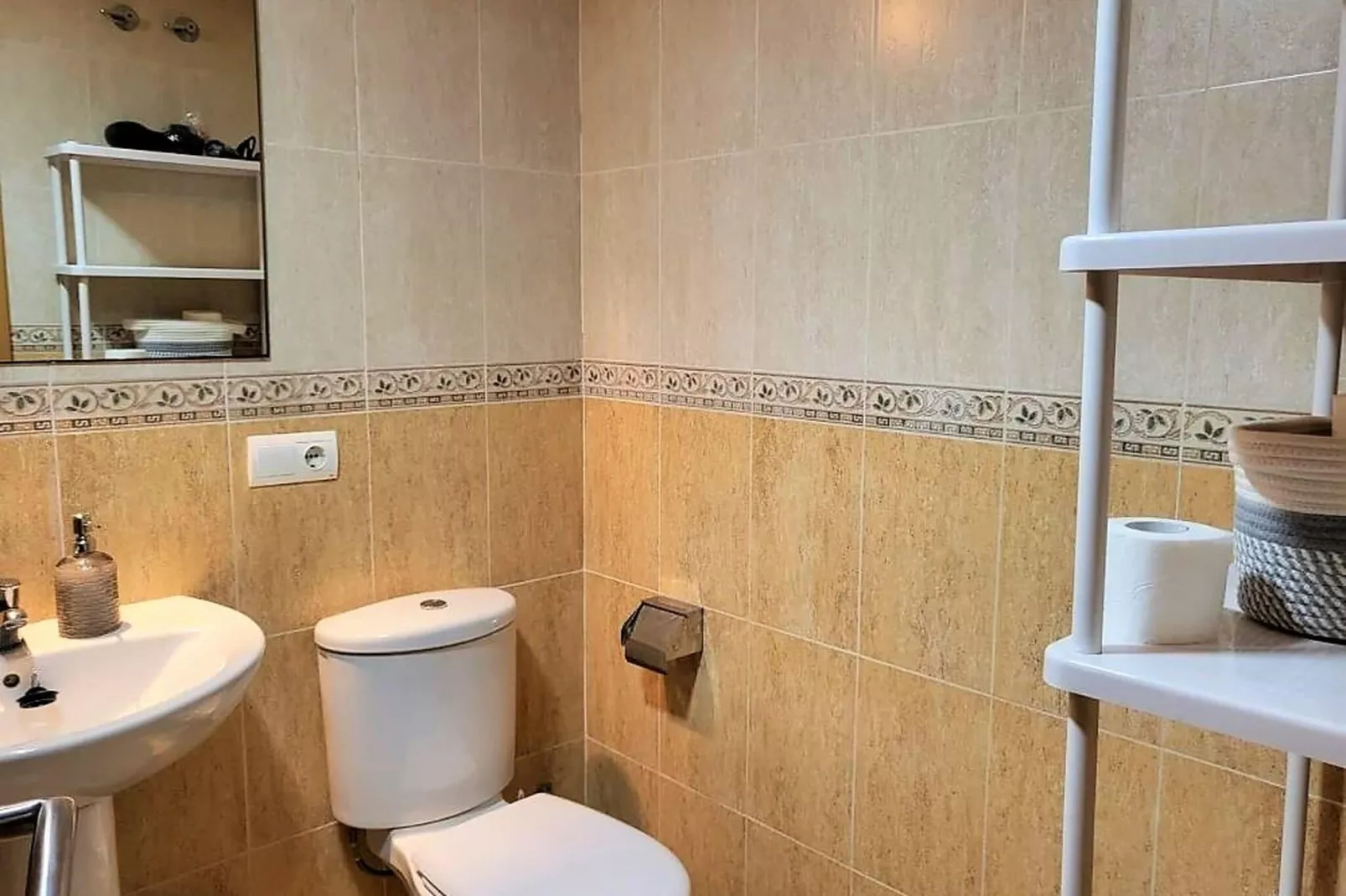 Bajo con terraza jardín y piscina privada-Badkamer