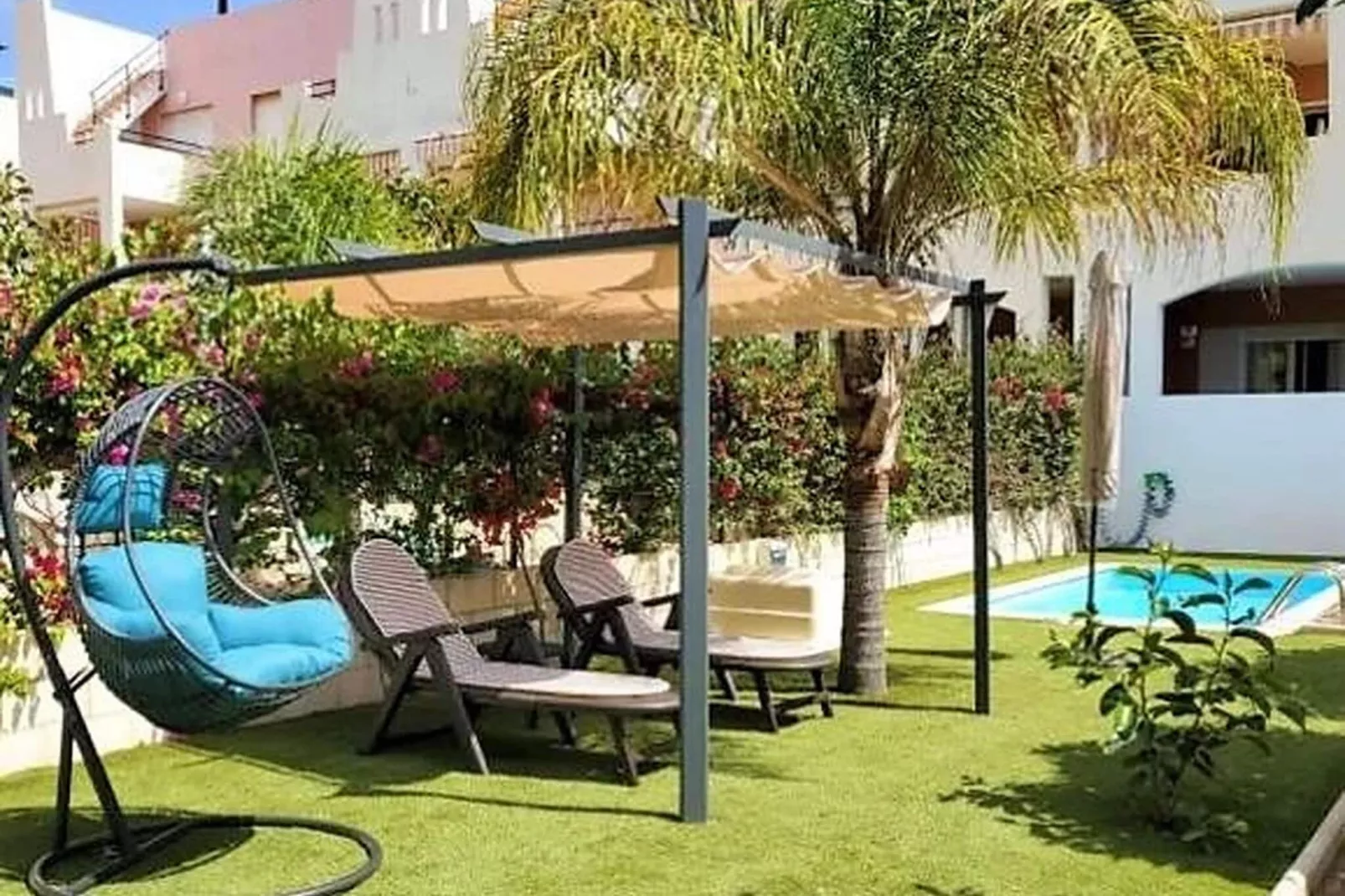 Bajo con terraza jardín y piscina privada-Tuinen zomer
