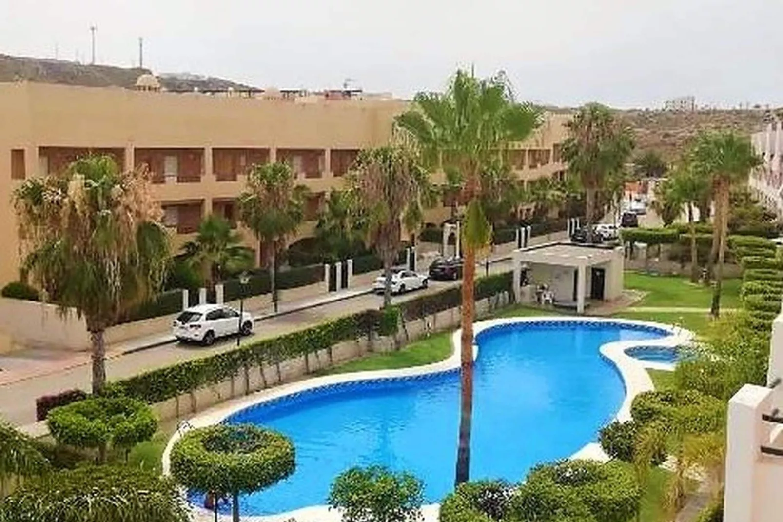 Bajo con terraza jardín y piscina privada-Gebieden zomer 1km