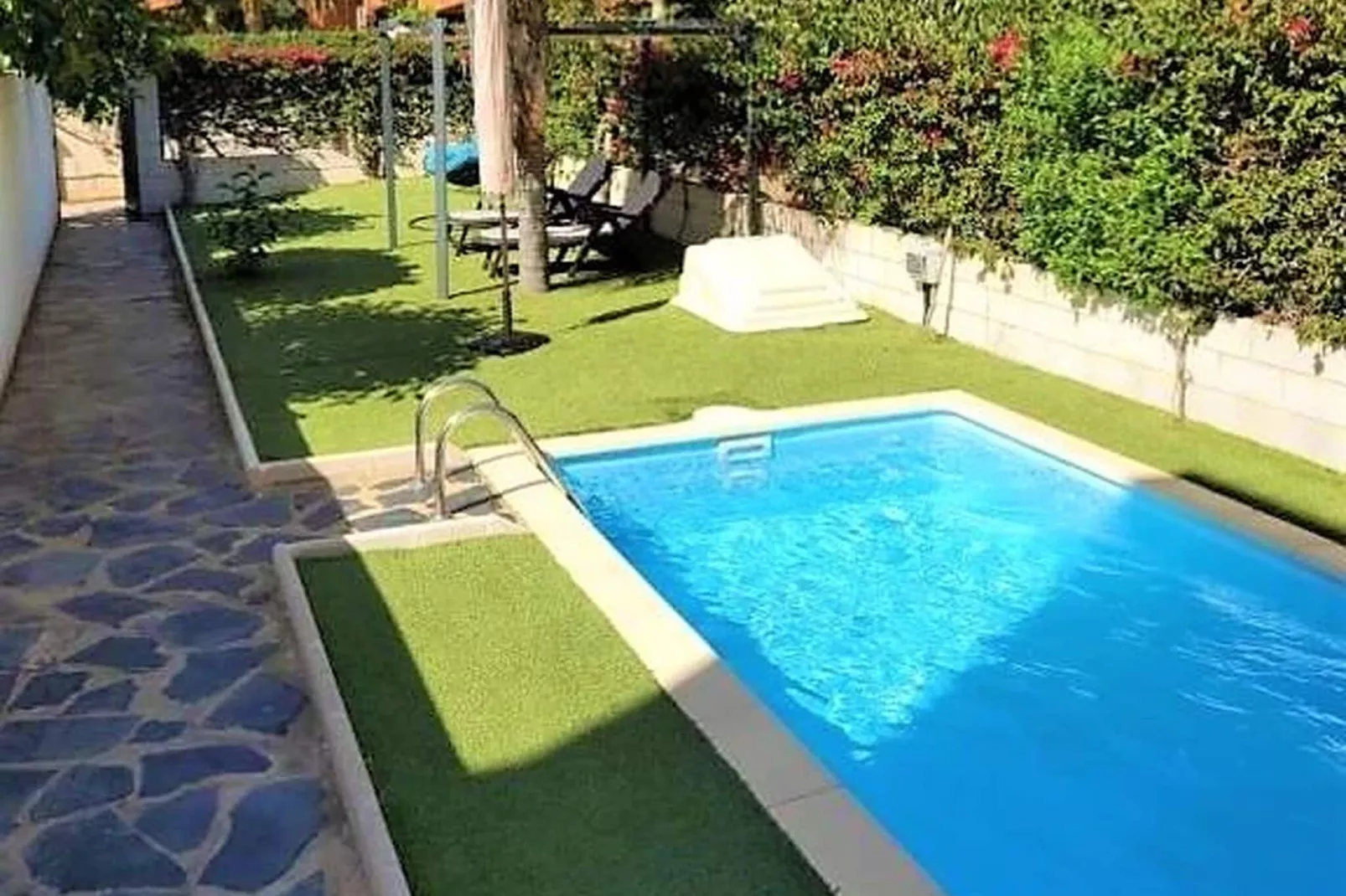 Bajo con terraza jardín y piscina privada-Wellness