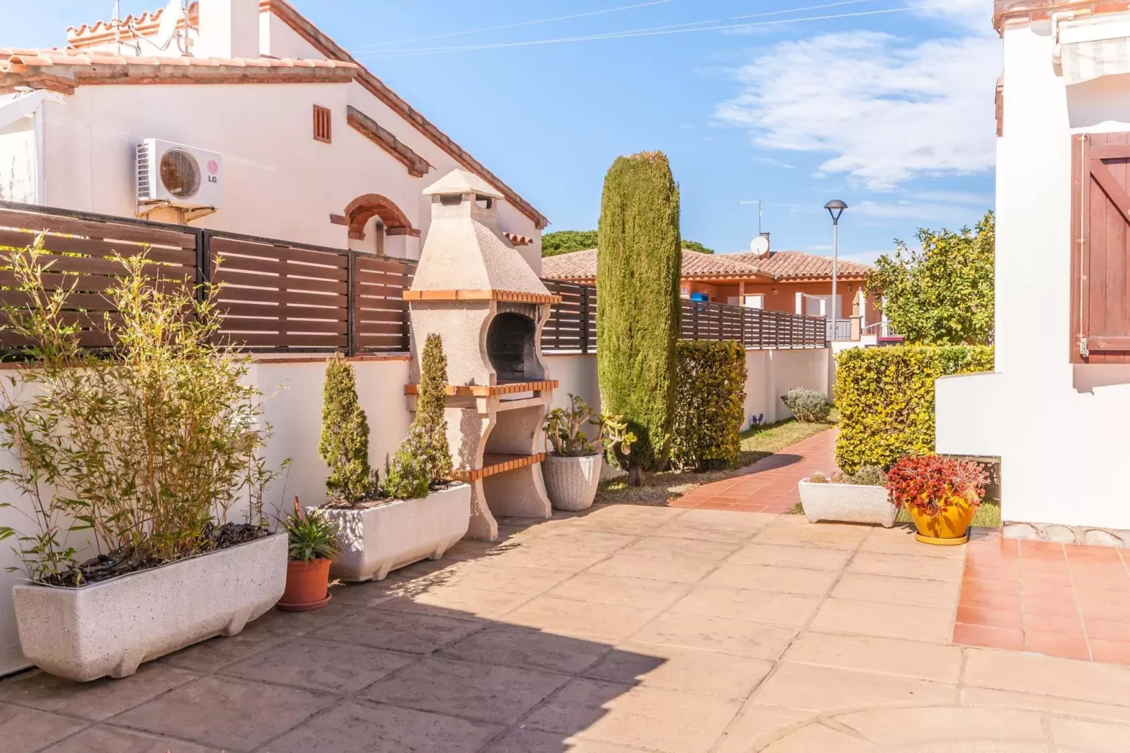Vrijstaande vakantiewoning in L'Escala met privézwembad-Buitenkant zomer