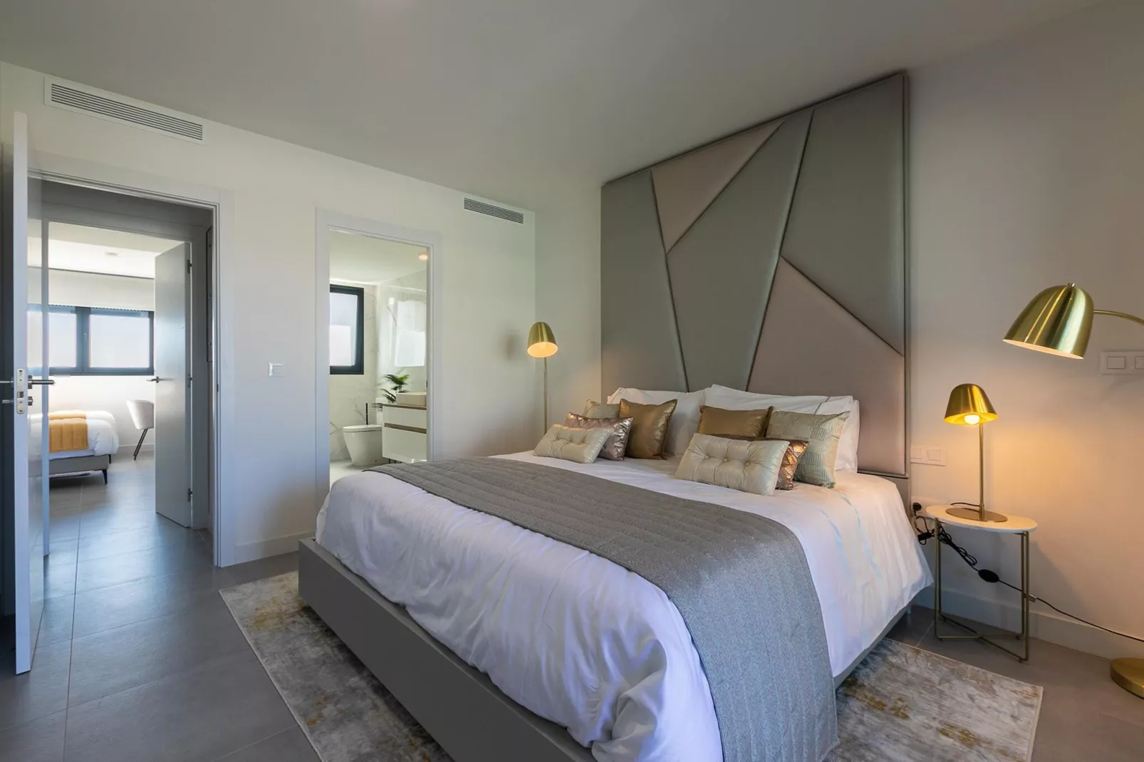 The Golden Oasis - Luxurious 3 Bedroom Penthouse with Gym & Spa facilities-Slaapkamer