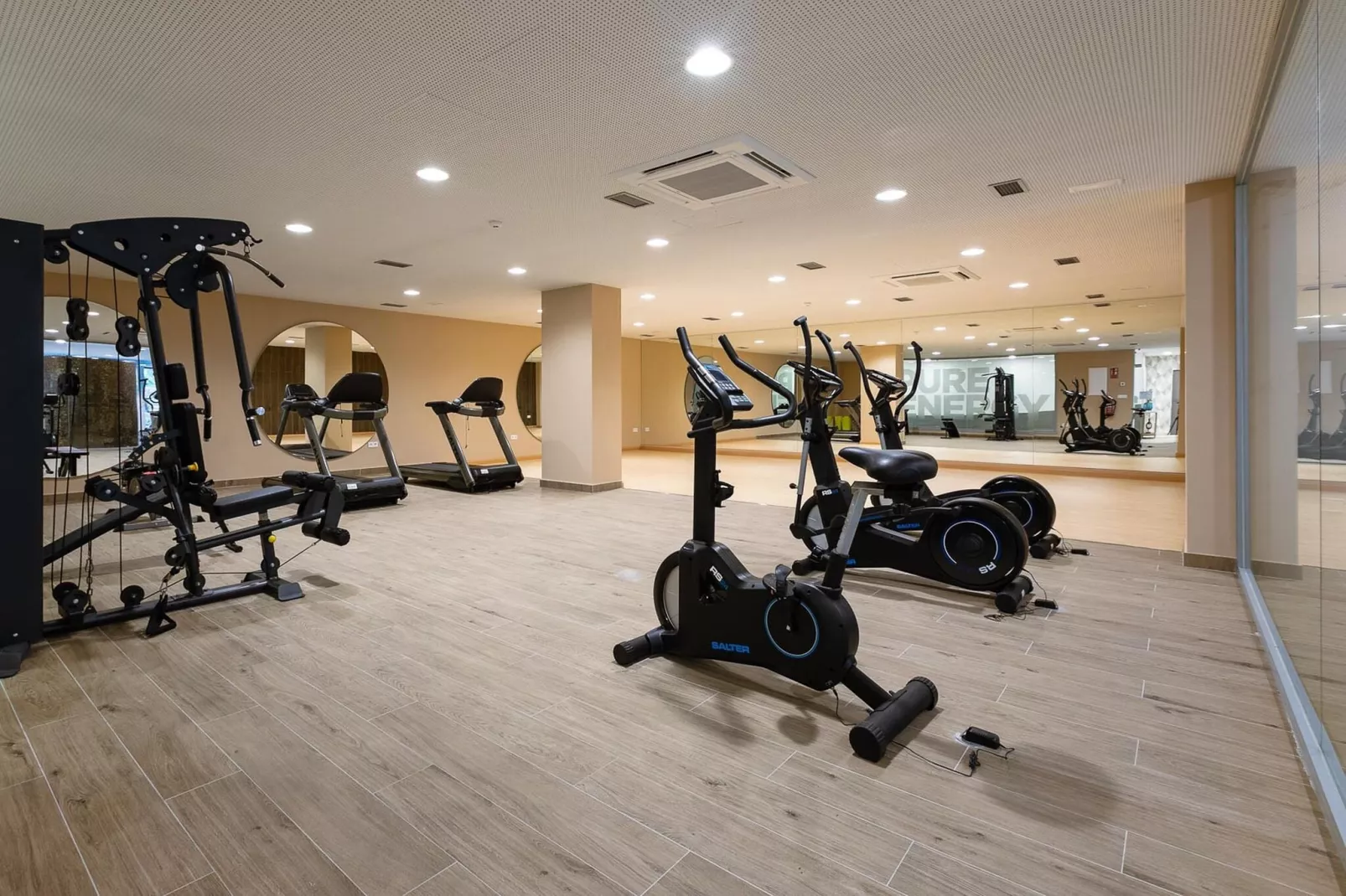 The Golden Oasis - Luxurious 3 Bedroom Penthouse with Gym & Spa facilities-Wellness