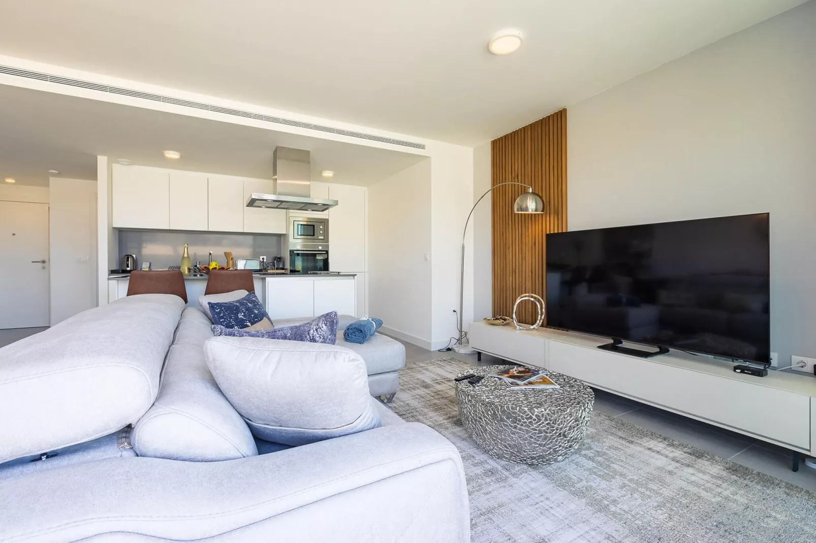 The Golden Oasis - Luxurious 3 Bedroom Penthouse with Gym & Spa facilities-Woonkamer