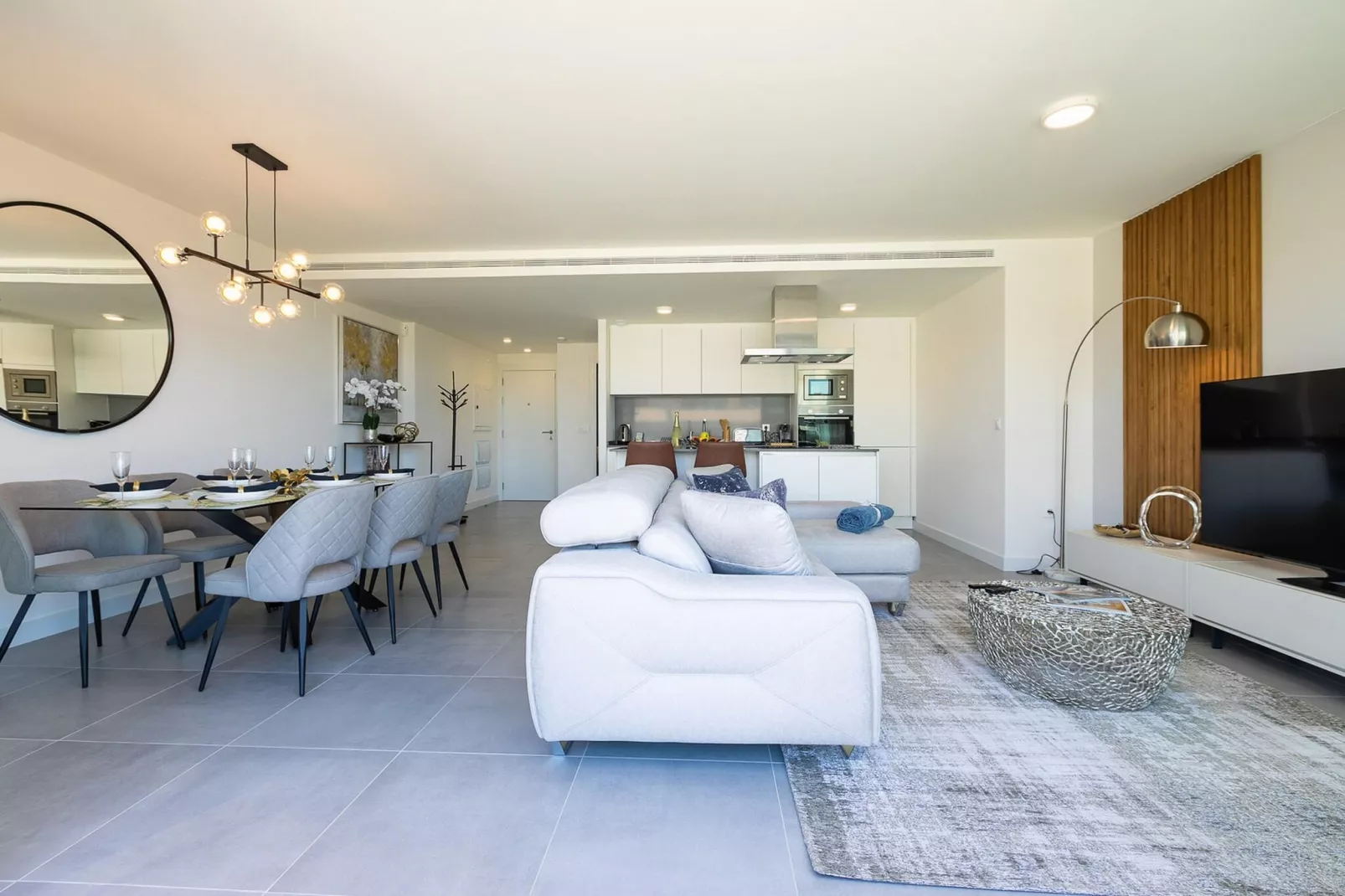 The Golden Oasis - Luxurious 3 Bedroom Penthouse with Gym & Spa facilities-Woonkamer