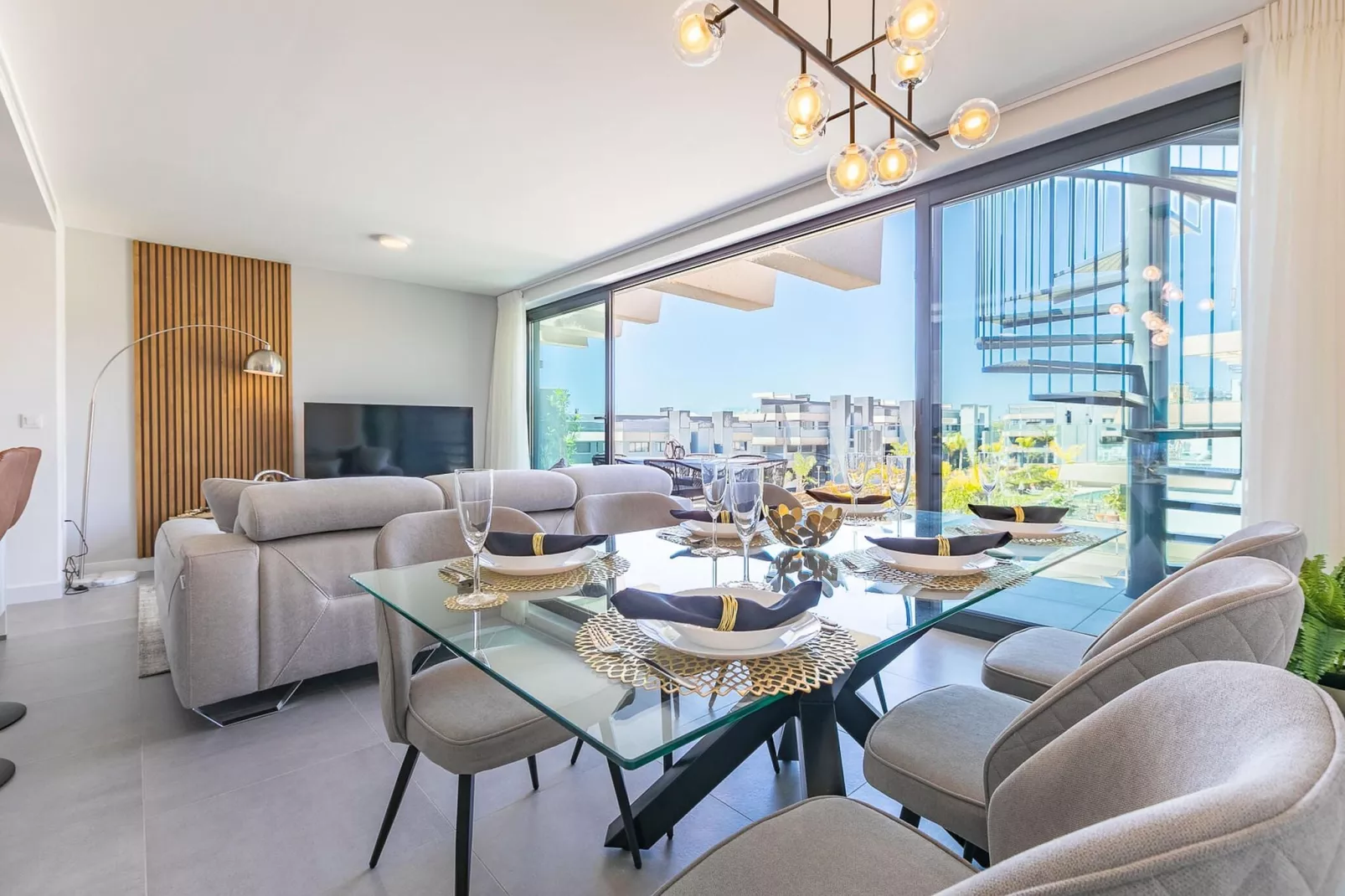 The Golden Oasis - Luxurious 3 Bedroom Penthouse with Gym & Spa facilities-Woonkamer