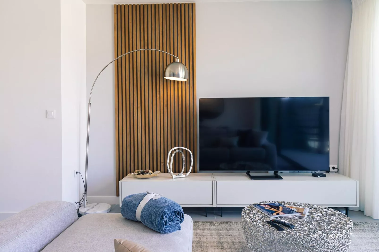 The Golden Oasis - Luxurious 3 Bedroom Penthouse with Gym & Spa facilities-Woonkamer