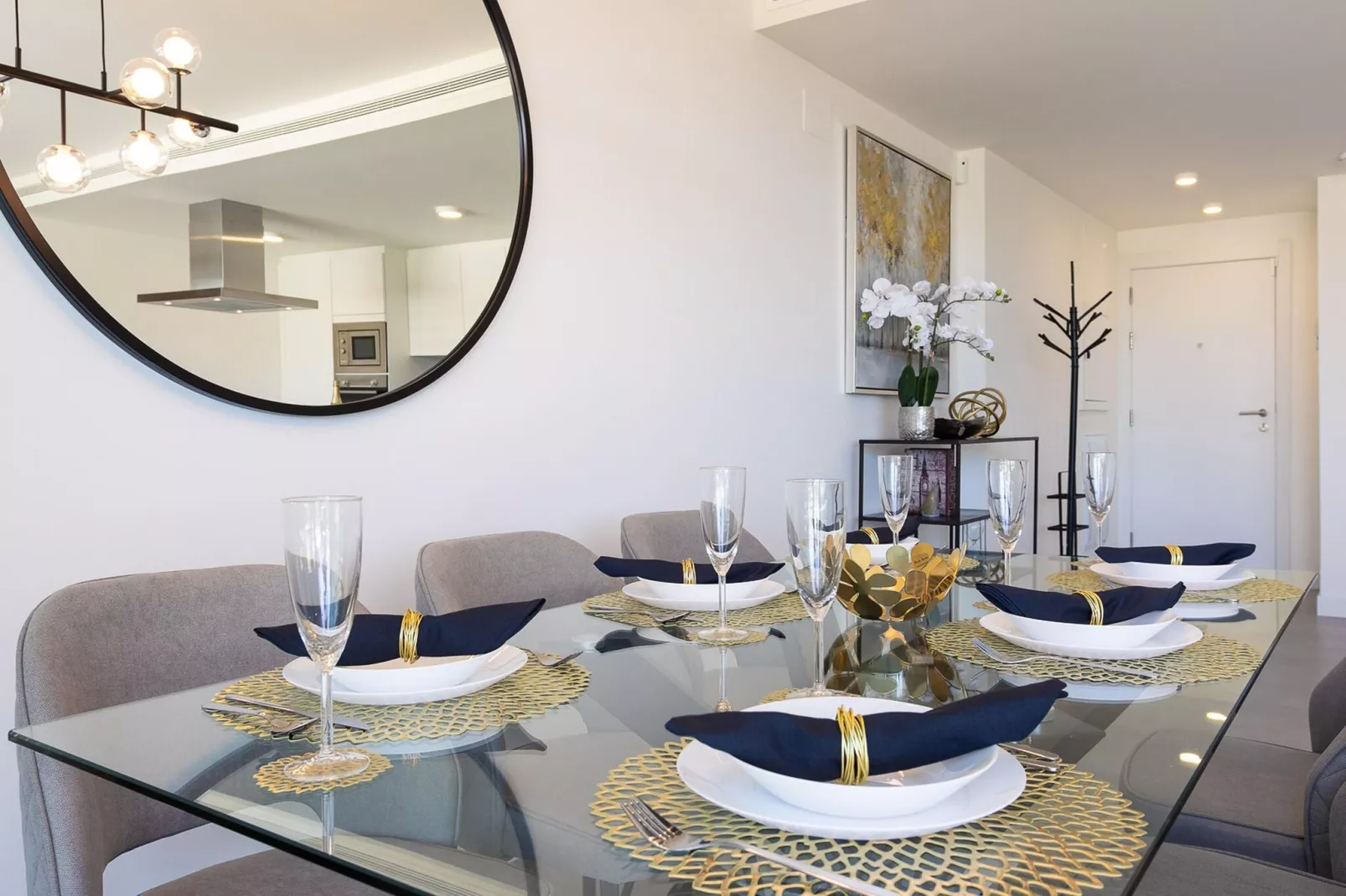The Golden Oasis - Luxurious 3 Bedroom Penthouse with Gym & Spa facilities-Eetkamer
