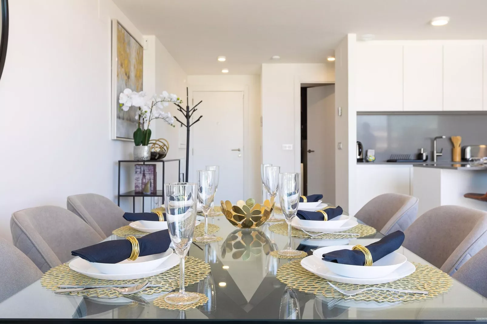 The Golden Oasis - Luxurious 3 Bedroom Penthouse with Gym & Spa facilities-Eetkamer
